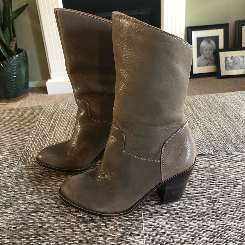 Cute Lucky Boots. Tan size 6